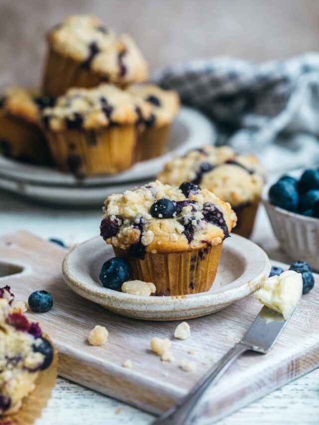 blueberry-crumb-cake-muffins-8